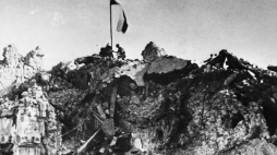 Polska flaga nad rumowiskiem klasztoru Monte Cassino. 18.05.1944. Fot. PAP/CAF