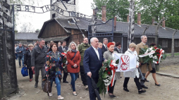 Marsz milczenia nauczycieli w KL Auschwitz. Fot. Marek Szafrański