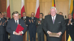 Litwa, Wilno, 26.04.1994 r. Prezydent Wałęsa (L) i prezydent Republiki Litewskiej Algirdas Brazauskas (P) podpisali traktat o przyjaznych stosunkach i dobrosąsiedzkiej współpracy. Fot. PAP/M. Belina-Brzozowski