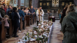 Święcenie pokarmów w kościele w Lublinie w Wielką Sobotę. Fot. PAP/W. Pacewicz