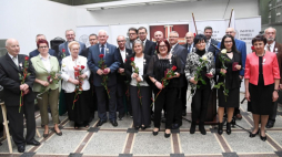 Prezes IPN Jarosław Szarek wraz z odznaczonymi podczas uroczystości wręczenia Krzyży Wolności i Solidarności w krakowskim Centrum Edukacyjnym IPN. Fot. PAP/J. Bednarczyk