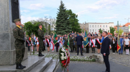 Prezydent Andrzej Duda (P) składa kwiaty przed Pomnikiem Powstańca Śląskiego w Świętochłowicach. Fot. PAP/A. Grygiel