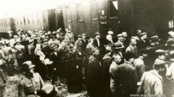Więźniowie z pierwszego transportu Polaków do KL Auschwitz na dworcu kolejowym w Tarnowie. Źródło: Państwowe Muzeum Auschwitz-Birkenau