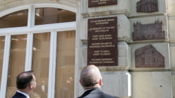 Prezydent RP Andrzej Duda (L) i prezydent Republik Azerbejdżanu Ilham Alijew (P) podczas odsłonięcia tablicy ku czci polskich architektów – budowniczych Baku. Fot. PAP/W. Olkuśnik