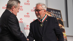Wicepremier, minister kultury i dziedzictwa narodowego Piotr Gliński (L) odznaczył Adama Bujaka medalem „Gloria Artis”. Fot. PAP/P. Nowak