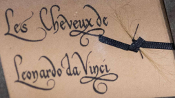 Domniemany kosmyk włosów Leonarda da Vinci zaprezentowany w Vinci. Fot. PAP/EPA