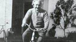 Santa Barbara, USA, 14.11.02: Zdjęcie z 18.02.1933 roku przedstawiające słynnego fizyka, noblistę Alberta Einsteina jadącego na rowerze przed domem znajomych w Santa Barbara w Kalifornii. Fot. PAP/EPA