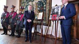 Minister kultury i dziedzictwa narodowego Piotr Gliński podczas wizyty w Muzeum Narodowym w Kielcach oraz odznaczony Gloria Artis Marcin Perz. (PAP/P. Polak