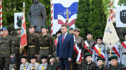 Minister obrony narodowej Mariusz Błaszczak (C) podczas uroczystego capstrzyku z okazji 75. rocznicy bitwy o Monte Cassino. Fot. PAP/J. Bednarczyk