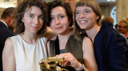 Litewskie artystki Rugile Barzdziukait, Vaiva Grainyte i Lina Lapelyte trzymające Złotego Lwa. Fot. PAP/EPA