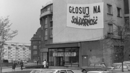 Wrocław 1989-04-01. Plansza z hasłem wyborczym Solidarności. PAP/A. Hawałej