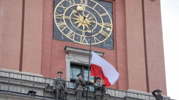 Uroczyste podniesienie Flagi Państwowej RP na Wieży Zegarowej Zamku Królewskiego. Fot. PAP/L. Szymański
