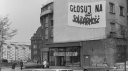 Wrocław 1989-04-01. Plansza z hasłem wyborczym Solidarności. Fot. PAP/A. Hawałej
