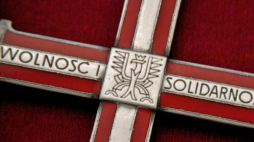 Krzyż Wolności i Solidarności. Fot. PAP/M. Kulczyński