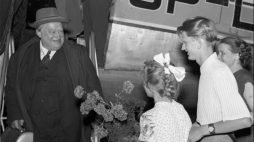 14 06 1956, Warszawa, Okęcie. Premier emigracyjny Stanisław Cat-Mackiewicz wita się z rodziną po powrocie do Polski po szesnastu latach. Fot. PAP/CAF/Archiwum