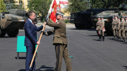 Warszawa, 24.06.2019. Minister obrony narodowej Mariusz Błaszczak i rektor-komendant Akademii Sztuki Wojennej  gen. Ryszard Parafianowicz podczas uroczystości wręczenia sztandaru Akademii Sztuki Wojennej w warszawskiej dzielnicy Rembertów. PAP/T. Gzell