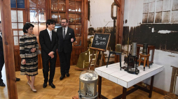 Książę Akishino (2L) i księżna Kiko (L) zwiedzają Muzeum Marii Skłodowskiej-Curie w Warszawie w towarzystwie dyrektora placówki Sławomira Paszkieta. Fot. PAP/R. Pietruszka