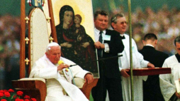 Papież Jan Paweł II podczas spotkania z wiernymi, które odbyło się 17.06.1999 w Gliwicach. Fot. PAP/T. Gzell