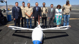Prezydent Andrzej Duda (4L) obserwuje pokaz testu polskiego drona MOSUPS, stworzonego przez konsorcjum, którego liderem jest warszawski Instytut Lotnictwa na Stead Airport w Reno. Fot. PAP/R. Pietruszka