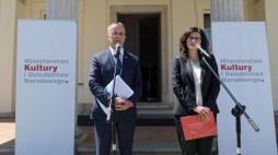 Warszawa, 25.06.2019. Wiceminister kultury i dziedzictwa narodowego Jarosław Sellin i prezydent Gdańska Aleksandra Dulkiewicz podczas briefingu prasowego po spotkaniu w sprawie Westerplatte.  PAP/J. Kamiński