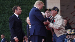 Prezydenci Donald Trump i Emmanuel Macron podczas uroczystości w Colleville-sur-Mer w Normandii. Fot. PAP/EPA