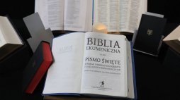 Biblia Ekumeniczna. Fot. PAP/T. Gzell