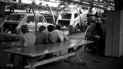 Bielsko-Biała lata 70. Fabryka Samochodów Małolitrażowych (FSM) Polmo Bielsko-Biała. Produkcja Polskiego Fiata 126p. Fot. PAP/M. Musiał