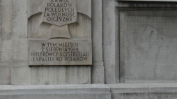 Tablica upamiętniająca mord w klasztorze jezuitów. 