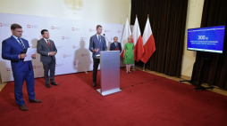 Minister edukacji narodowej Dariusz Piontkowski (3P), podsekretarz stanu w Ministerstwie Edukacji Narodowej Maciej Kopeć (2P), sekretarz stanu w Ministerstwie Edukacji Narodowej Iwona Michałek (P) oraz podsekretarz stanu w Ministerstwie Finansów Leszek Skiba (2L). Fot. PAP/M. Obara