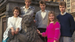Gdańskie pięcioraczki w dniu swoich 18. urodzin. Od lewej: Agnieszka, Adam, Piotr, Ewa i Roman Rychterowie, 12.05.1989 r. Fot. PAP/J. Uklejewski