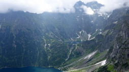 Widok na Rysy i Czarny Staw w Tatrach ze szlaku na Szpiglasową Przełęcz. Fot. PAP/G. Momot