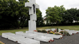 Pomnik poświęcony Ofiarom Zbrodni Wołyńskiej na Skwerze Wołyńskim w Warszawie. Fot. PAP/R. Pietruszka