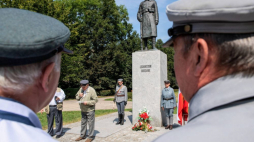Uroczystość przed pomnikiem Legionisty. Fot. PAP/G.  Michałowski