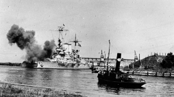 Niemiecki okręt Schleswig-Holstein ostrzeliwuje polską placówkę na Westerplatte. 01.09.1939. Fot. PAP/Archiwum