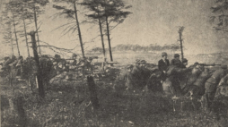 Okopane powstańcze gniazdo karabinów maszynowych pod dowództwem Kazimierza Świętochowskiego. Źródło: Wikimedia Commons