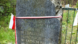 Grób zbiorowy Żydów z Tykocina – miejsce masakry w Lesie Łopuchowskim (25 sierpnia 1941). Płyta pamiątkowa. Źródło: Wikipedia Commons