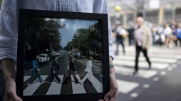Fan grupy The Beatles z albumem „Abbey Road”. Fot. PAP/EPA