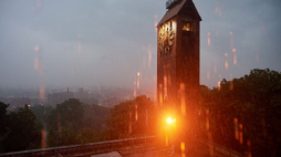 Odrestaurowany, zabytkowy zegar zdobiący blisko 80-letnią wieżę schroniska im. Pawła Beneke na gdańskiej Biskupiej Górce. Fot. PAP/A. Warżawa