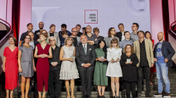 Laureaci 14. edycji Nagrody Literackiej Gdynia oraz nominowani pozują do wspólnego zdjęcia podczas uroczystej gali. Fot. PAP/J. Dzban