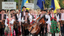 Korowód zespołów folklorystycznych przeszedł ulicami Zakopanego w ramach 51. Międzynarodowego Festiwalu Folkloru Ziem Górskich. Fot. PAP/G. Momot