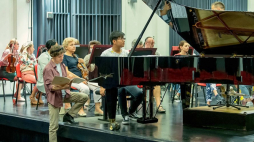 Rafał Blechacz (od frontu) podczas zajęć w XI Paderewski Piano Academy. 14.08.2019. Fot. PAP/T. Żmijewski