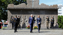 Minister spraw zagranicznych Niemiec Heiko Maas (C-P) i minister spraw zagranicznych RP Jacek Czaputowicz (C-L) podczas ceremonii złożenia wieńców pod Pomnikiem Ofiar Rzezi Woli. Fot. PAP/R. Guz