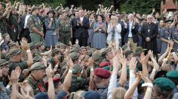 Prezydent Andrzej Duda (C) spotkał się z harcerzami biorącymi udział w zlocie 30-lecia ZHR przed sanktuarium Matki Boskiej Gietrzwałdzkiej w Gietrzwałdzie. Fot. PAP/T. Waszczuk
