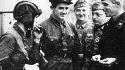 17.09.1939 - agresja sowiecka na Polskę. Niemieccy i radzieccy żołnierze na linii demarkacyjnej. Fot. PAP/reprodukcja
