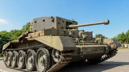 Unikatowy egzemplarz brytyjskiego czołgu Cruiser Tank Mk VIII Centaur Mk I z 1943 roku trafił z Portugalii do kolekcji poznańskiego Muzeum Broni Pancernej. 2013 r. Fot. PAP/J. Kaczmarczyk