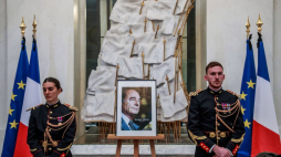 Warta honorowa przy portrecie J. Chiraca w Pałacu Elizejskim. Fot. PAP/EPA