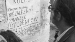 Ogłoszenia Komitetu Założycielskiego NZS na Uniwersytecie Warszawskim. 09.1980. Fot. PAP/J. Morek