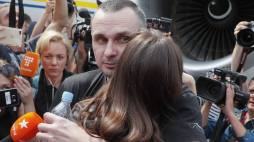 Uwolniony z rosyjskiego więzienia ukraiński reżyser Ołeh Sencow witany na lotnisku w Kijowie. 07.09.2019. Fot. PAP/EPA 