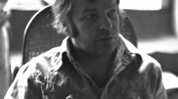 1977. Aktor, poeta, współtwórca Piwnicy pod Baranami Wiesław Dymny. Fot. PAP/M. Sochor