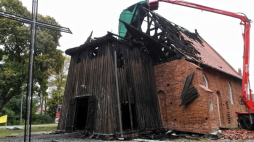Orłowo, 08.10.2019. Trwa tymczasowe zabezpieczanie dachu kościoła w Orłowie, 8 bm. W nocy z 7 na 8 bm., pożar zniszczył większość dachu XIV-wiecznego kościoła w Orłowie na Żuławach (Pomorskie). W akcji gaśniczej brało udział 17 zastępów straży. Przyczynę pożaru będzie ustalać policja. Fot. PAP/M. Gadomski